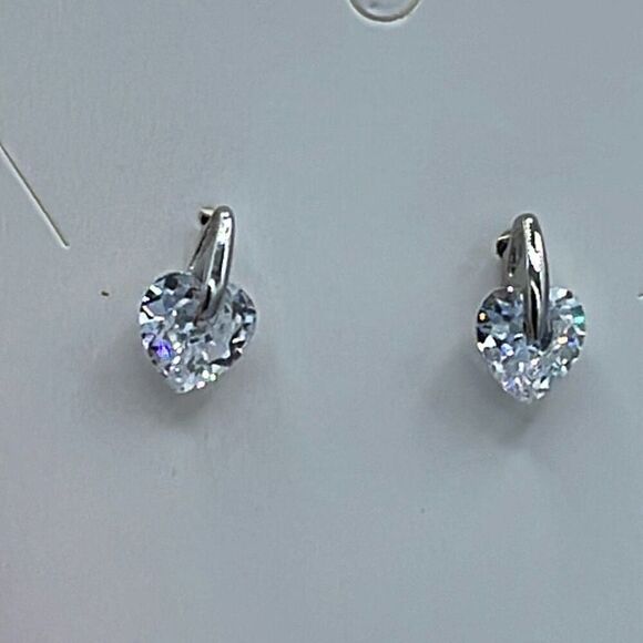 Heart crystals set in Rhodium plated earrings. - Picture 3 of 8